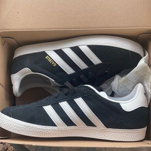 New in box adidas unisex gazelle shoe